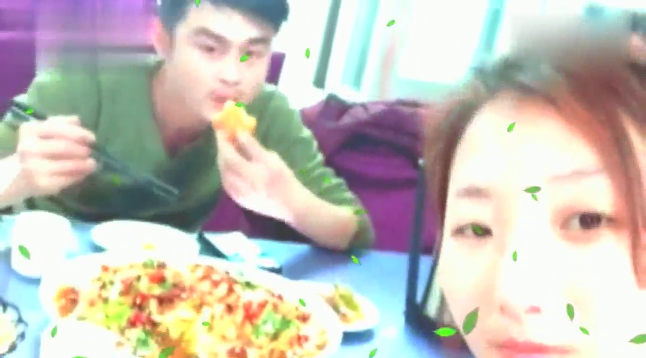 卡车夫妇小辉辉带老婆吃饭也拍照，和妈妈一起吃饭，看着都心疼