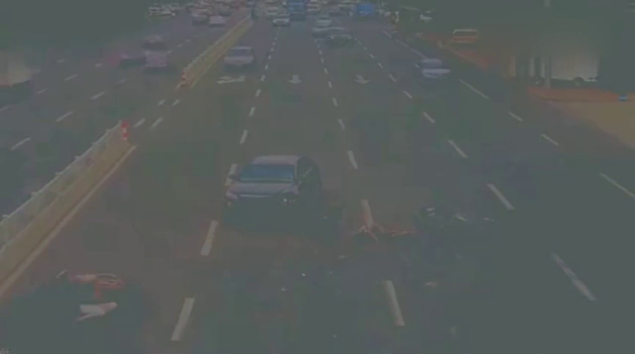 两个电动车女司机害得别人无路可走，司机只好这样做