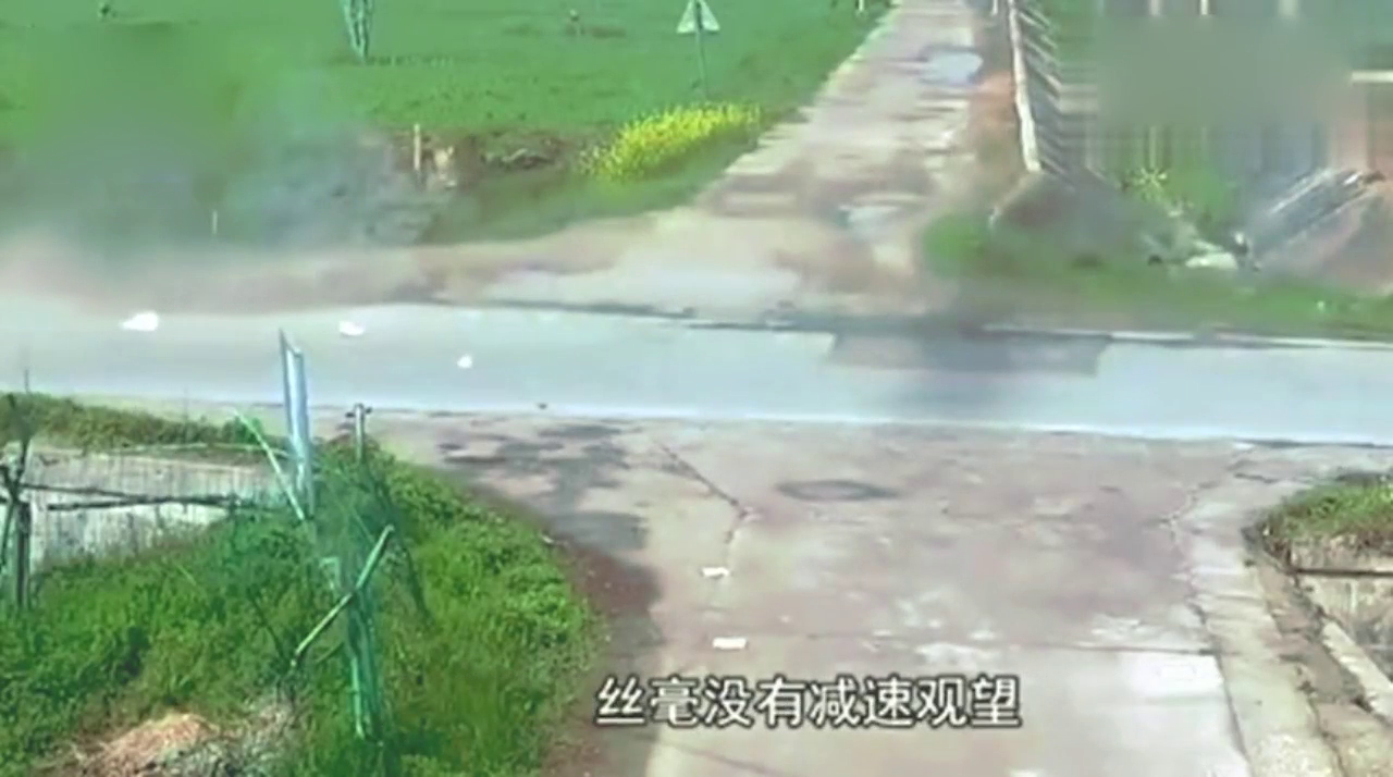 电动车父子俩经过路口被撞身亡，查看监控之后才知道事情的真相