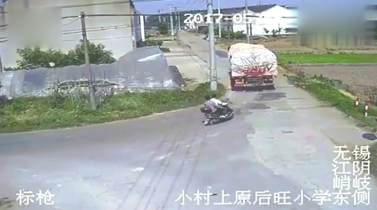 电动车夫妻停在大货车后面，谁知大货车溜车，夫妻双双亡命