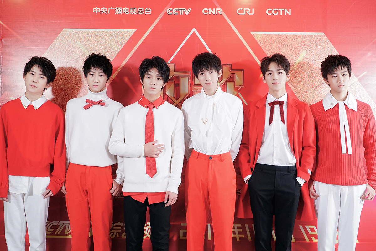 易安音乐社参加央视元旦晚会 现场关怀受伤杂