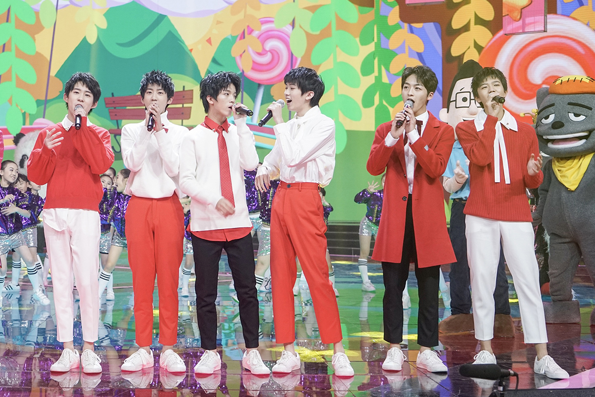 易安音乐社参加央视元旦晚会 现场关怀受伤杂技演员