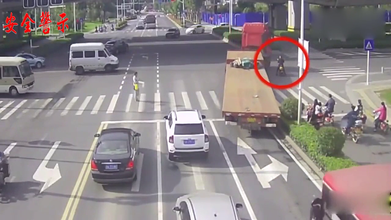 大货车转弯将电动车卷入车底，男子反应慢错失逃生机会！