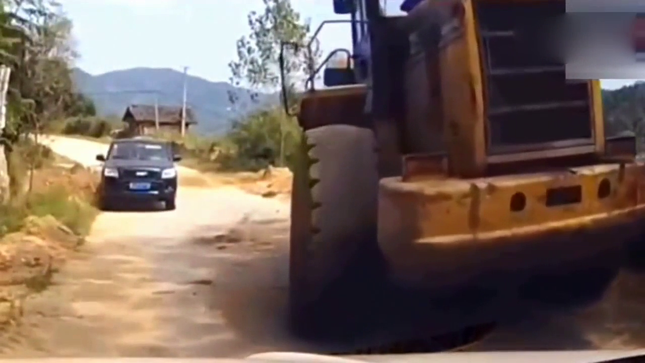 大哥你哪来的勇气，这舞姿小弟膜拜了，只是委屈电动车了！