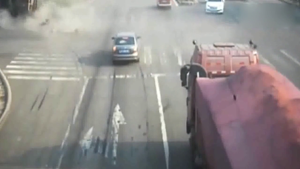 货车司机后悔死了，为了避让电动车自己却丢了性命