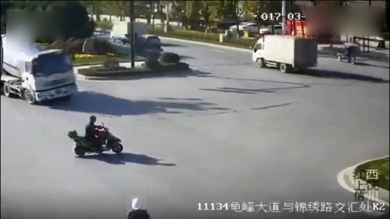 十字路口，电动车和往常一样横行霸道，监控瞬间拍下恐怖一幕