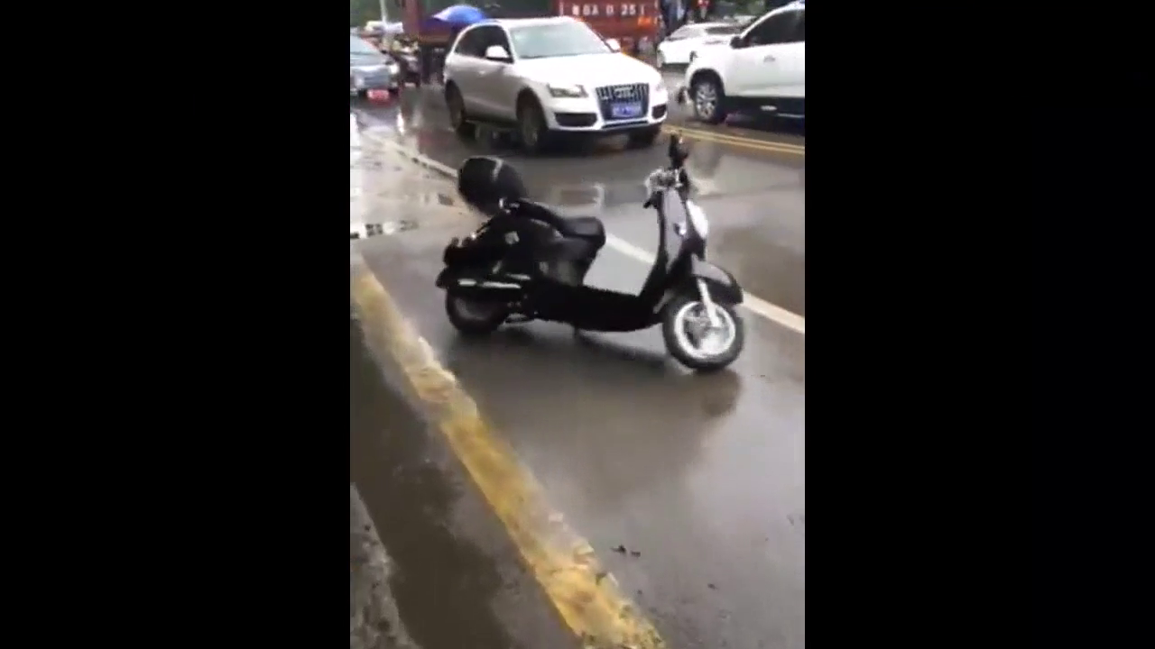 这台电动车要成精了，不信你看！