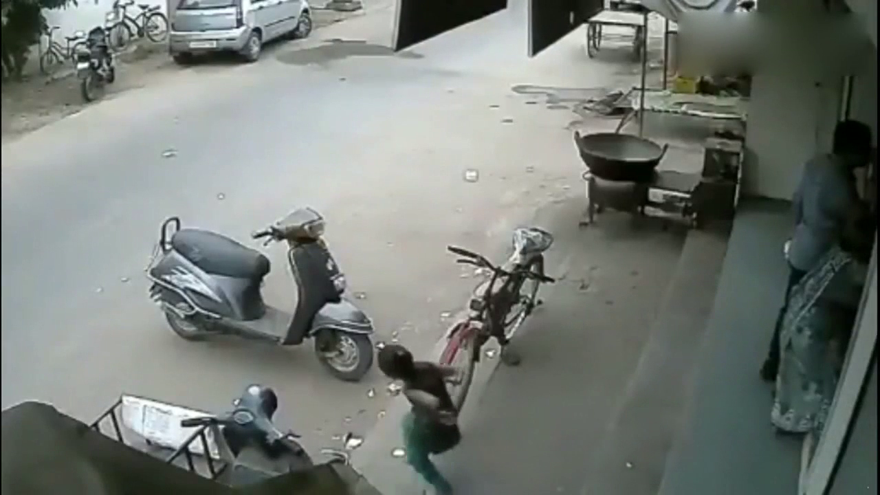 小女孩擅自爬上电动车被撂倒 就因为大人车钥匙没取！