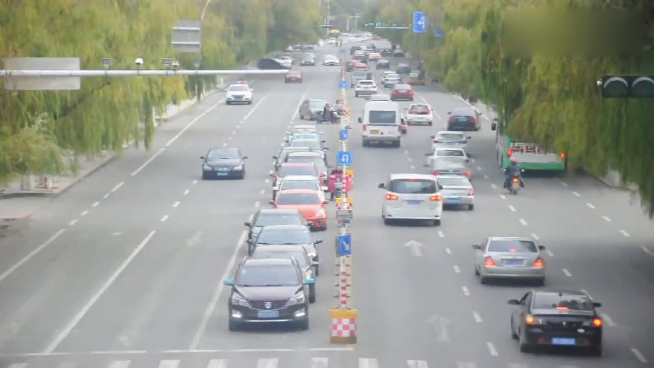 小伙骑电动车猖狂闯红灯，被交警拦下后，竟还做出“疯狂”举止