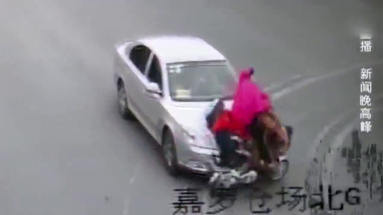 老人骑着电动车送孩子上学，路遇车祸孩子被汽车拖行数百米