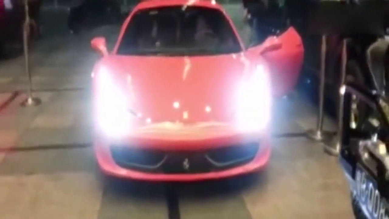 富二代的们的炫酷拉风必备，法拉利458超级跑车！