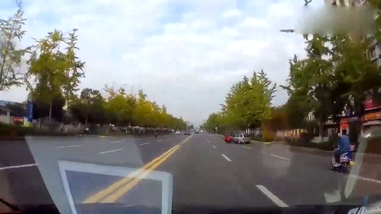 女司机还没进主路就猛踩油门，把电动车赚翻在地拖行