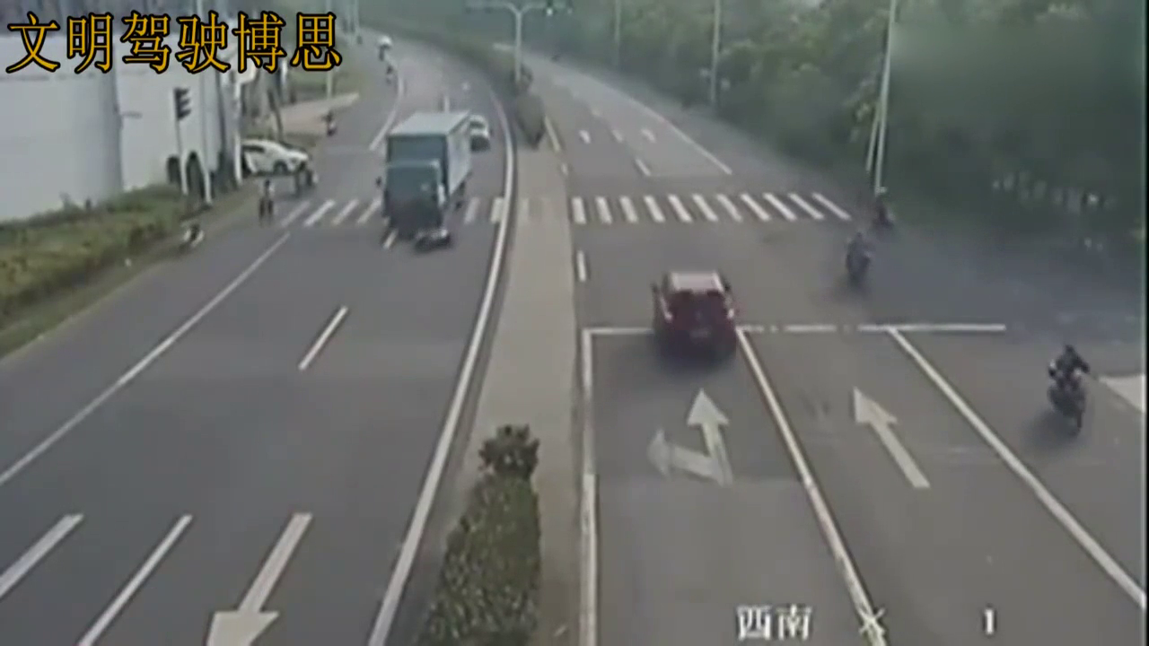 离斑马线不到5米，电动车突然横切变道 大货车直接将其撞成渣