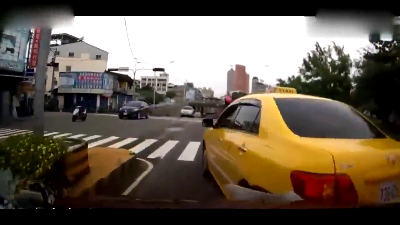 女子骑电动车突然左转，却让出租车背了黑锅