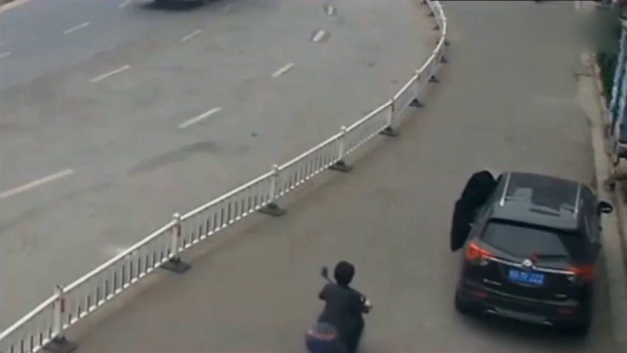 女司机开门不看反光镜，这下把电动车女子害惨了