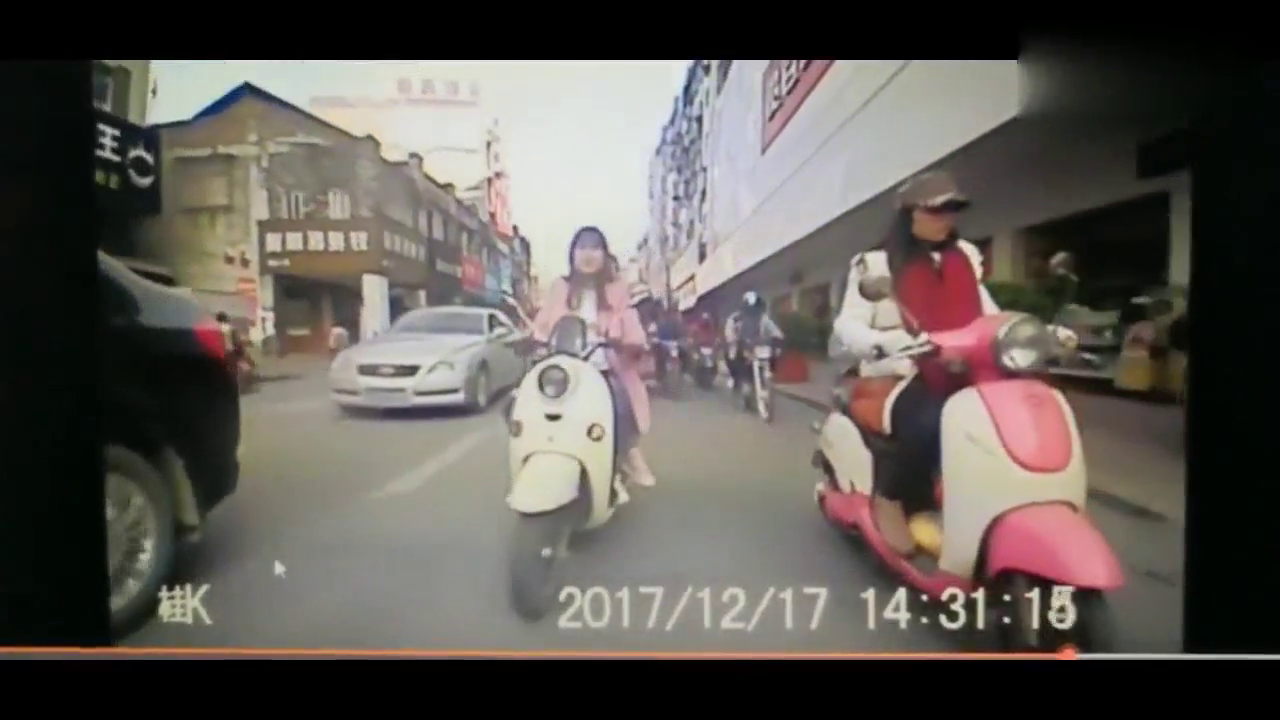 电动车女司机追尾视频车后，直接选择逃逸