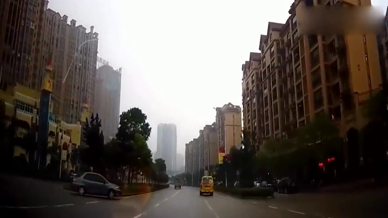 电动车干翻了一辆卡车，如果不是良心司机，电动车已经成碎片了