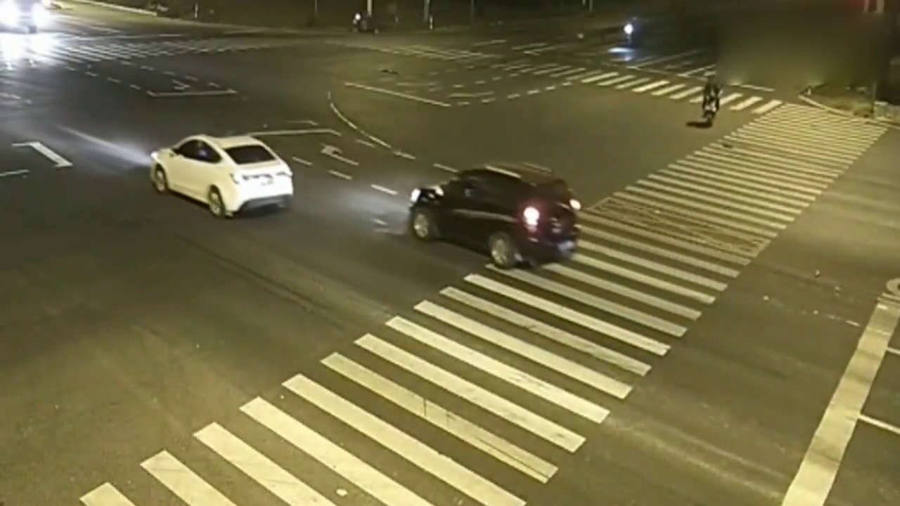 电动车拼命闯红灯，他以为轿车会停，可是轿车都没给他挣扎的机会