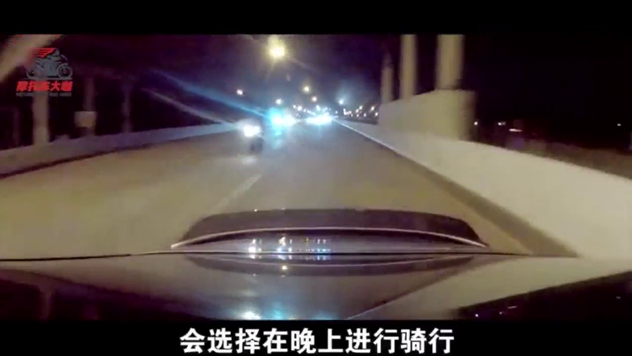 爆改后的保时捷911跑车，一脚油门，整个摩托车队就懵了！