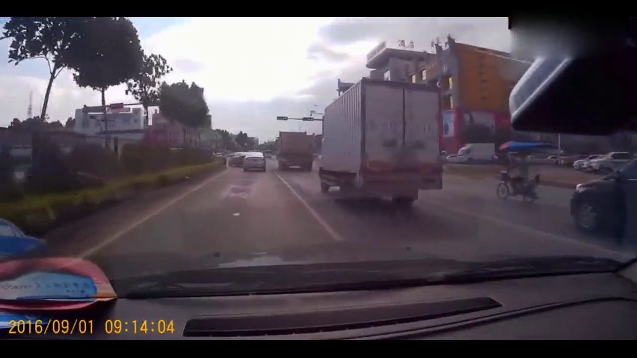 电动车 两女骑电动车逆行还闯红灯