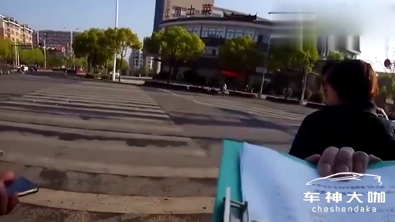 电动车闯红灯还想甩锅？交警霸气回怼！