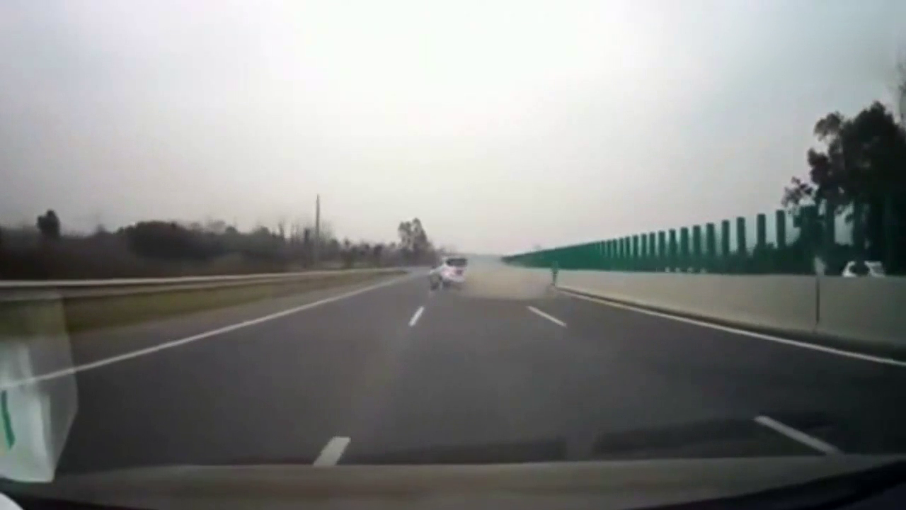 电动车上高速也就算了，偏偏还逆行，坑惨了和他对撞的小轿车