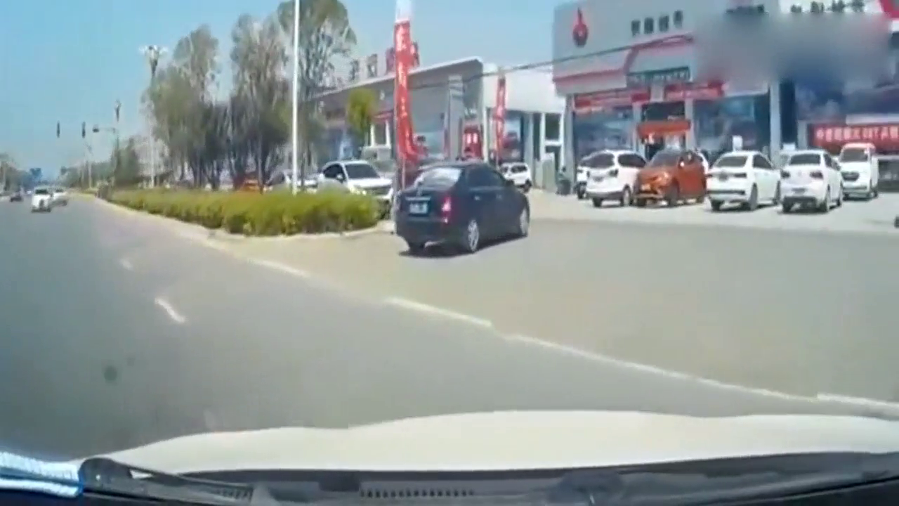 电动车美女飞一般的速度撞向宝马，车主下来一看心都碎了