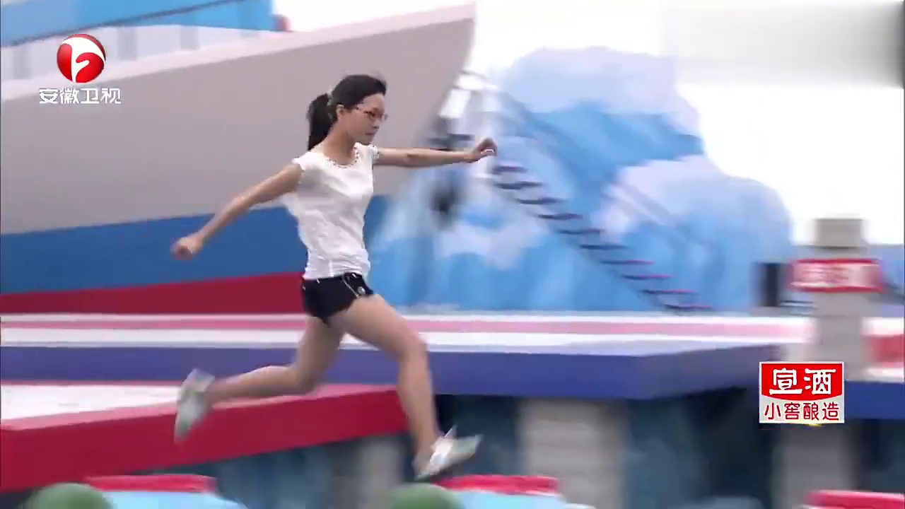 正能量美女来闯关落水后救生员直接公主抱