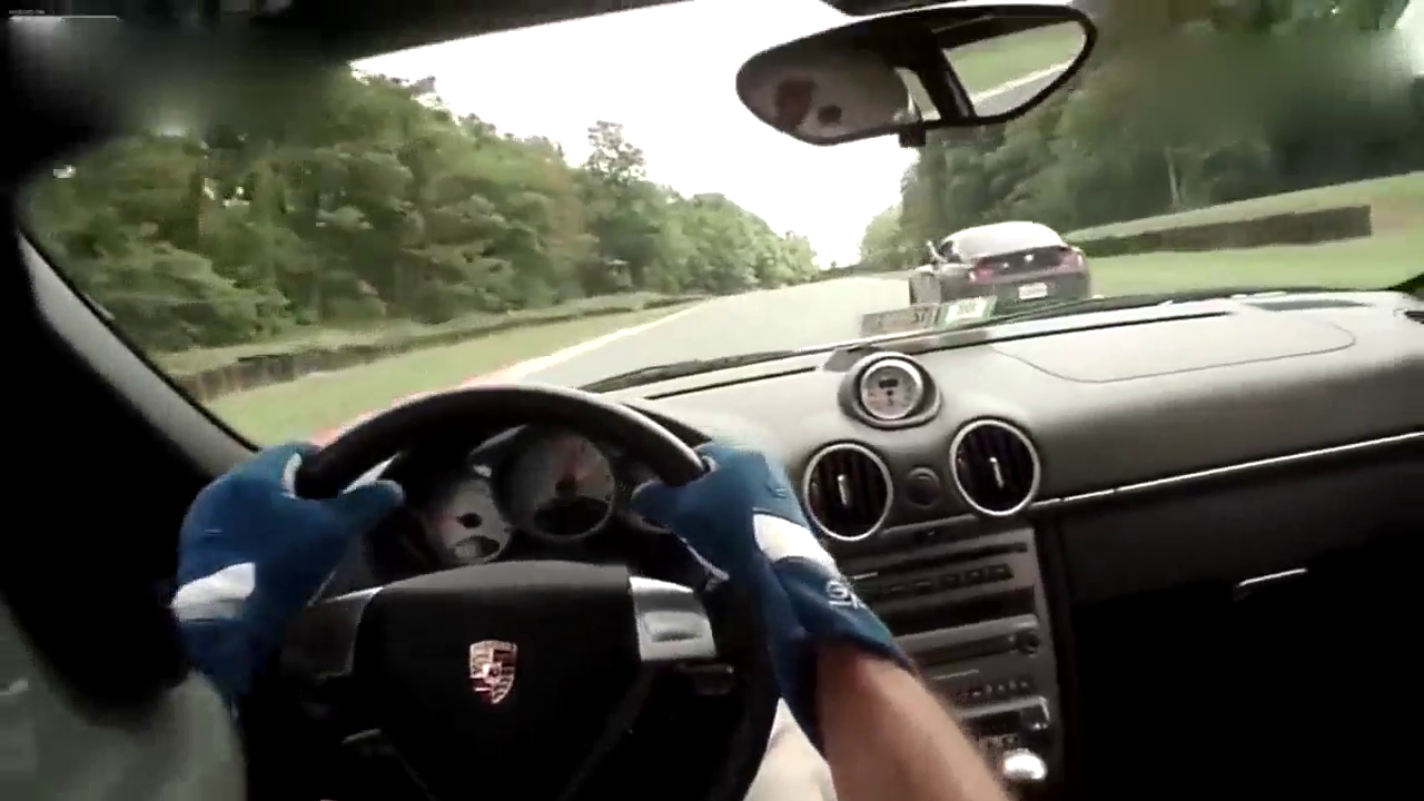 当一台高速行驶的保时捷跑车，撞上了一头鹿