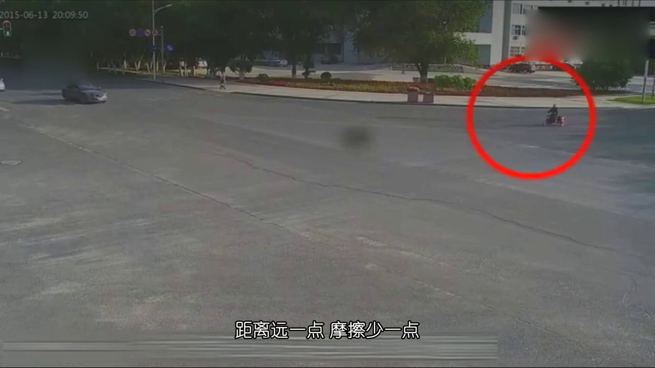 年轻小伙开跑车，路口飘逸转弯，路边吃瓜群众遭殃了