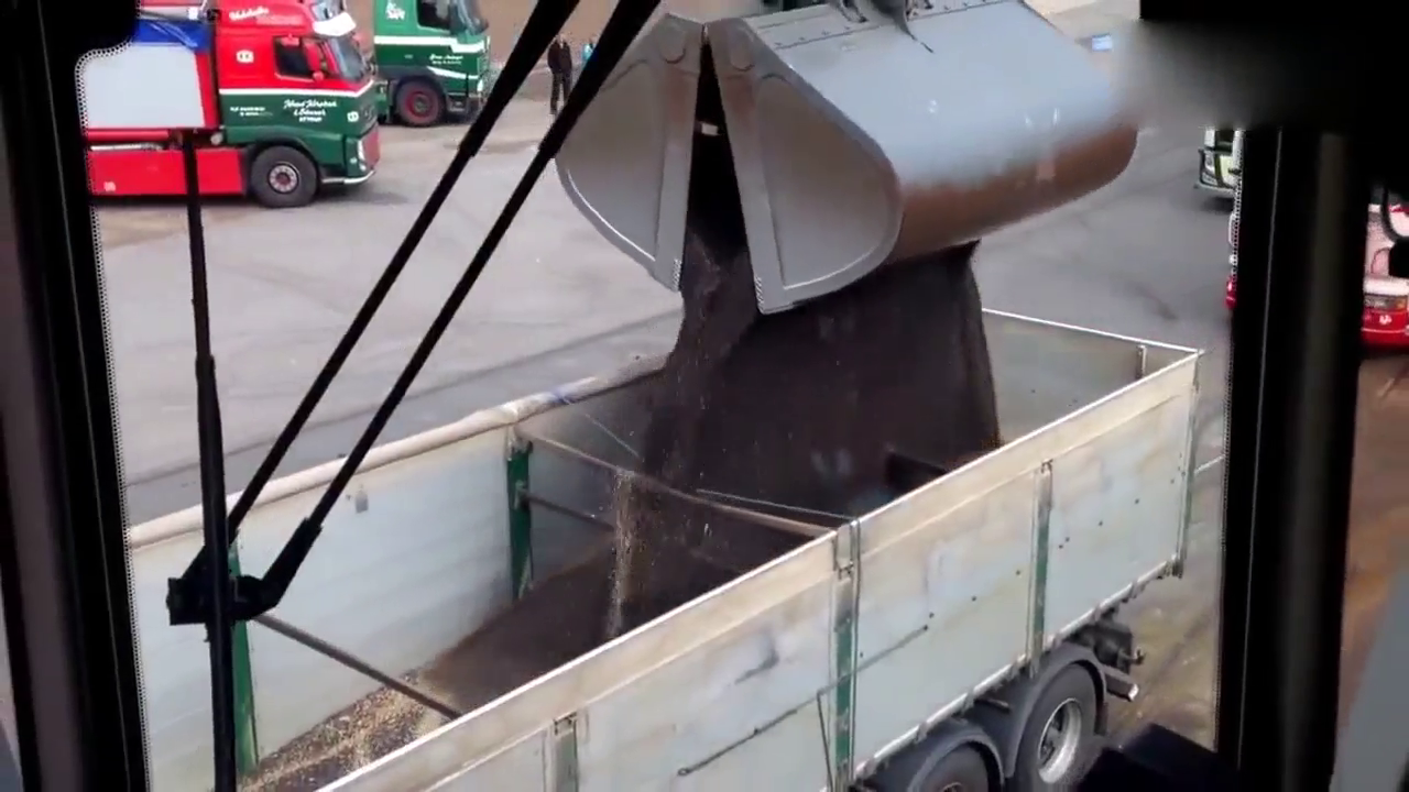 转运抓斗装车，除了拖车就是大卡车