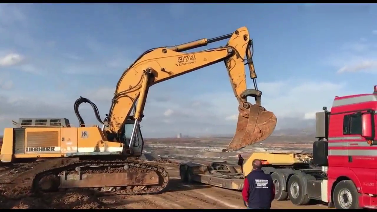 50吨挖掘机工地上拖车，卡车梁都快压坏了