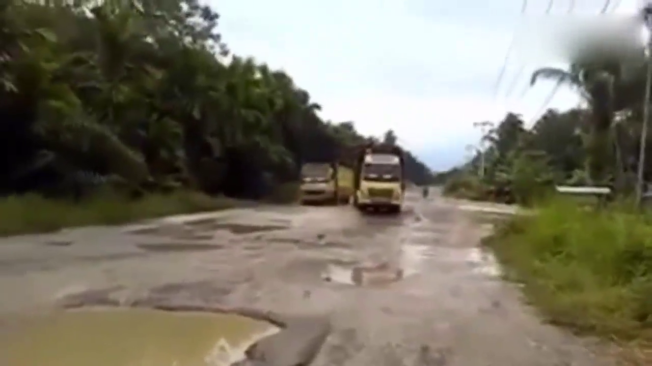 惊人的卡车驾驶技能真棒，半卡司机拉着整车棕榈油！