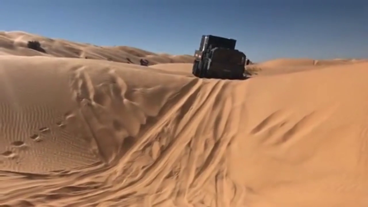 德国曼恩越野卡车, 采用八轮驱动, 可在沙漠中行驶