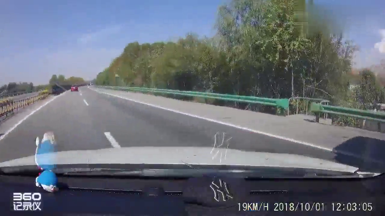 前方卡车突然失控，对着我就撞了过来，记录仪拍下了全部过程