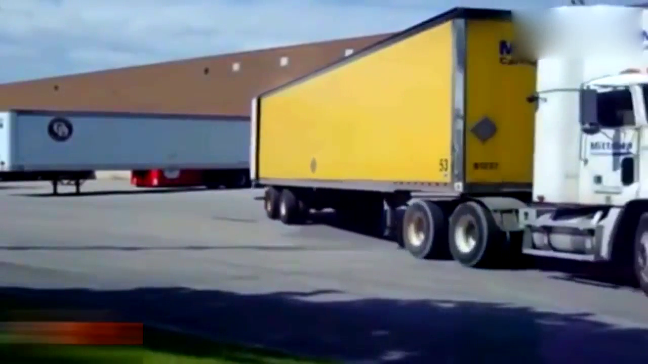 汽车资讯，惊人的卡车驾驶技巧，卡车司机才是真正的老司机！