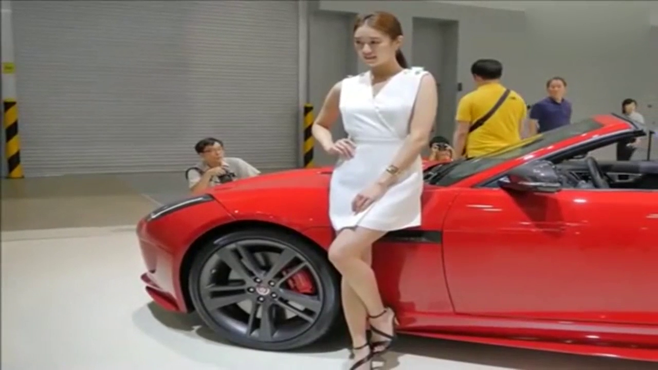 红色的跑车真帅气，我已经盯着看十分钟了！