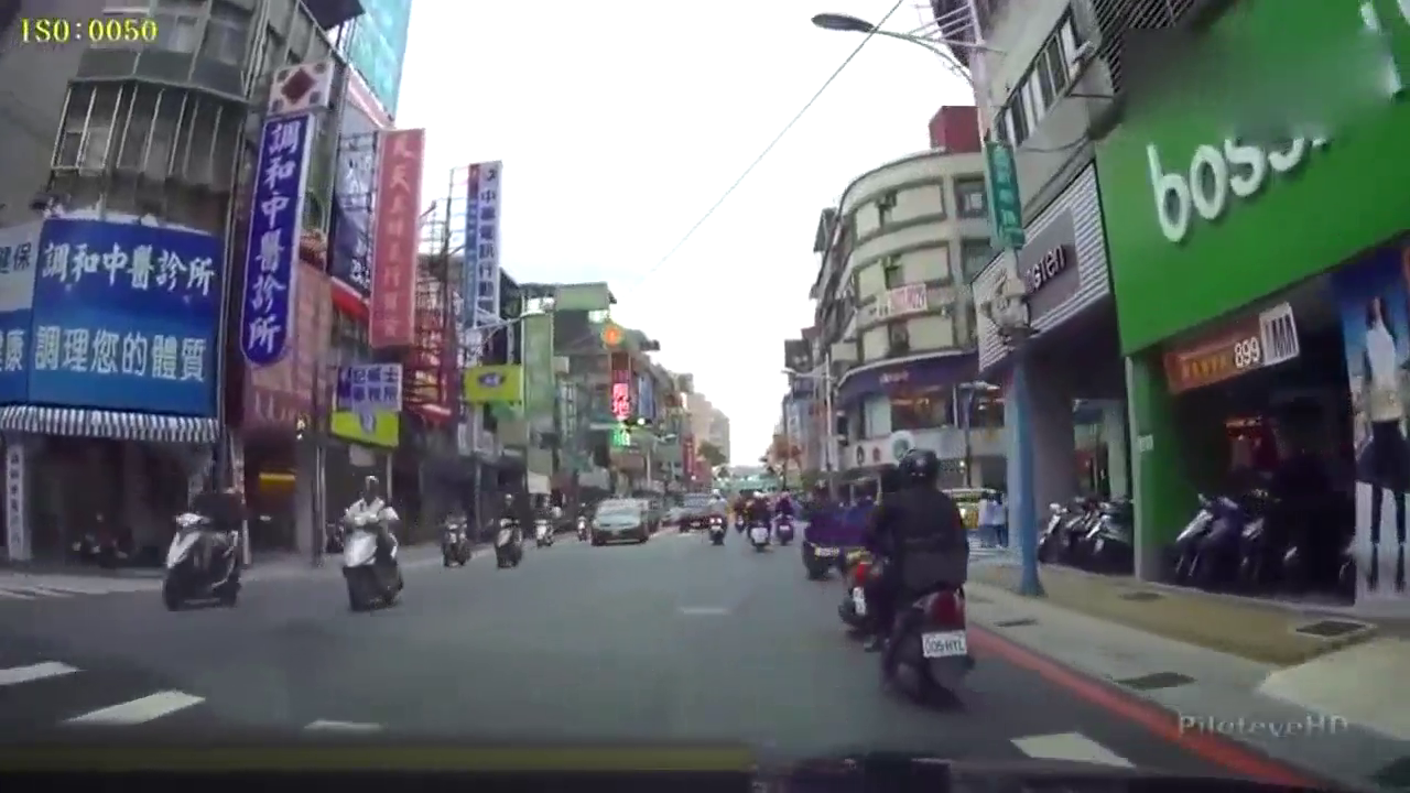 出租车转弯不看车，小伙为了躲避司机，却做出了这样一幕