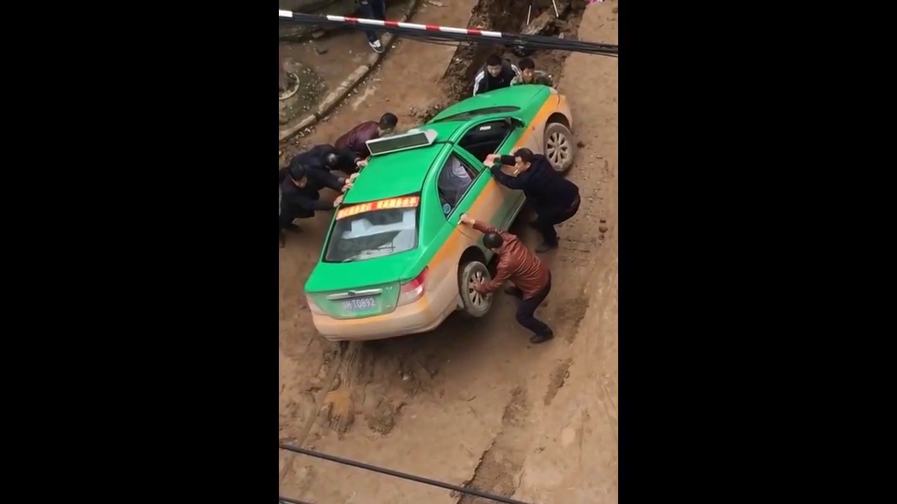 出租车老司机也有翻车的时候，门把手别拉断