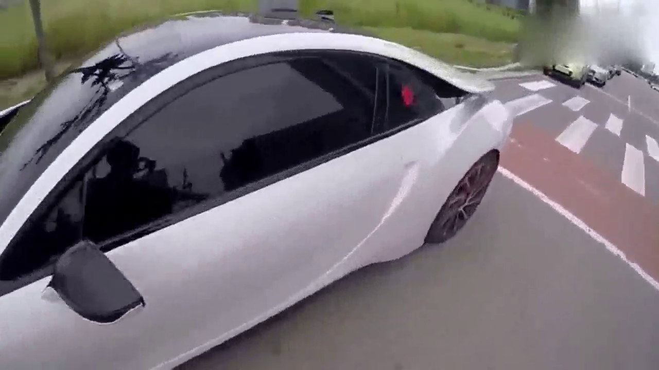 宝马i8跑车按了一下钥匙，才知道混合动力汽车有多霸气