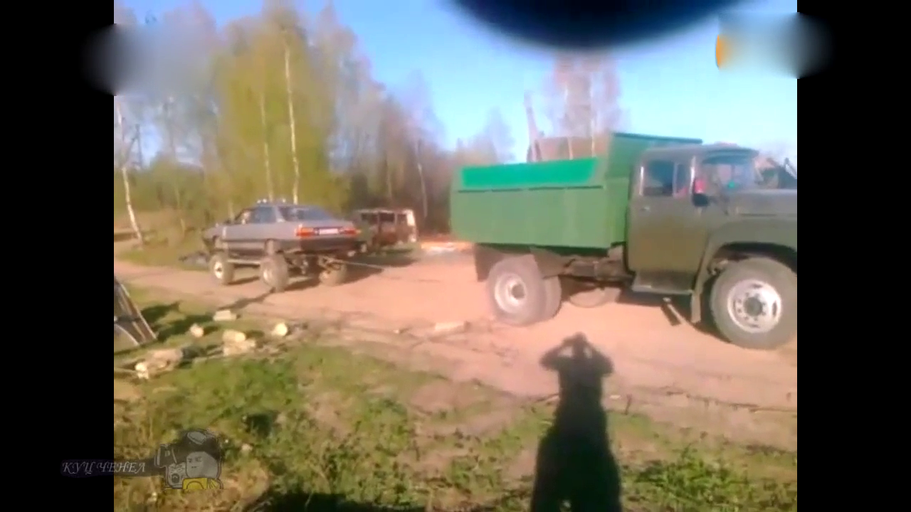 卡车用千斤顶把白色轿车的拉出来