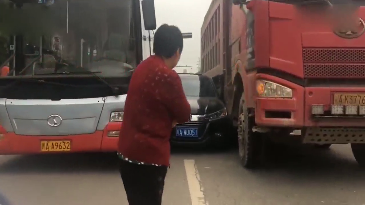 被两辆卡车压死在中间，本田下一刻不淡定了！
