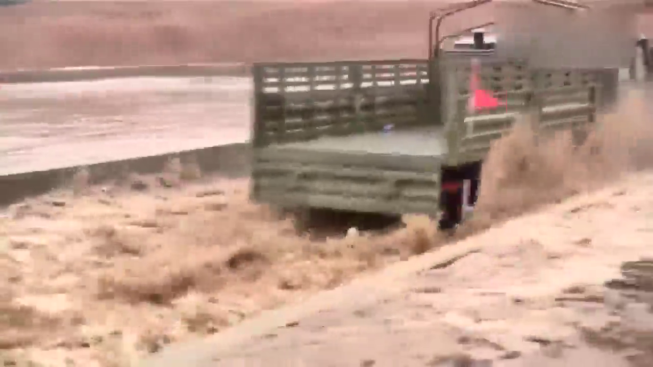 解放军神一样的驾驶技术 大卡车开出坦克范儿