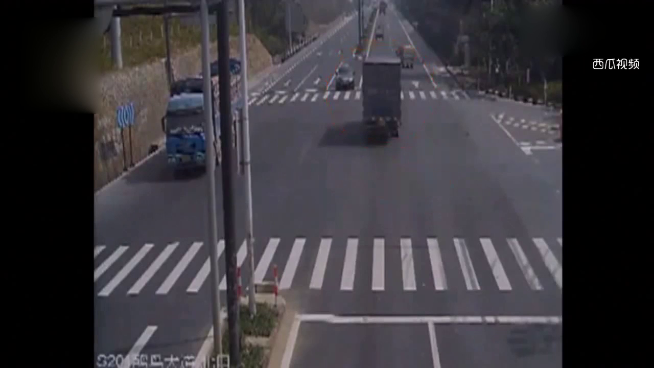 被高速行驶的卡车撞到是真的可怕，面包车被平推几十米！