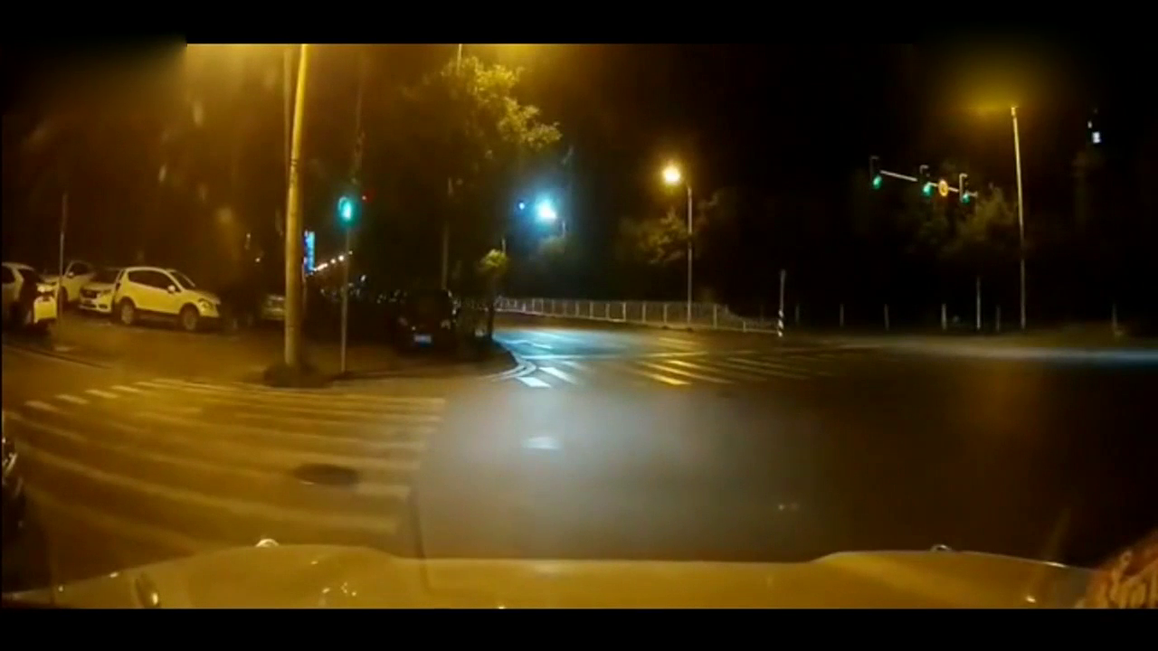 夜间出行，直行出租车突然坐车奇怪举动，视频车深受其害