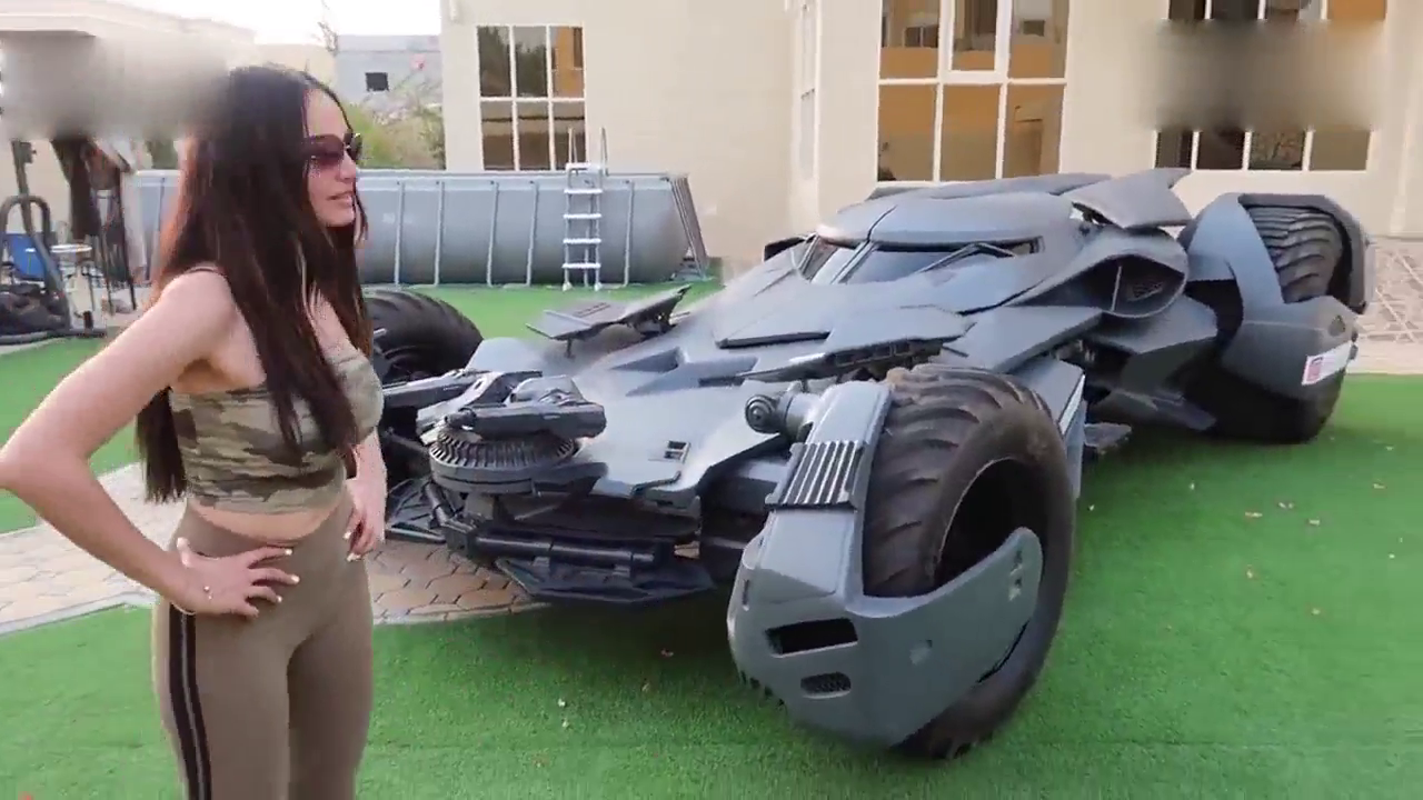 女土豪提2000万的蝙蝠侠跑车，打开驾驶舱盖那刻感觉钱花到位了！