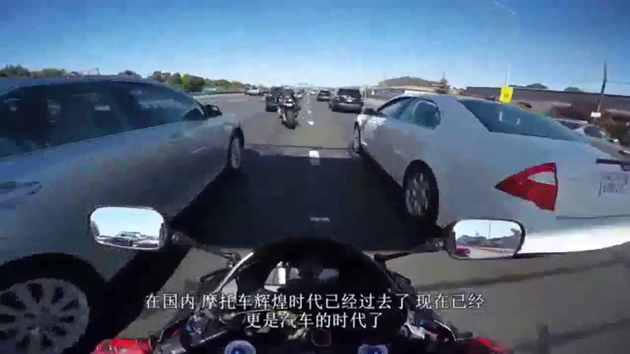 俩越南女孩买重机车，人比车美，一般的跑车追不上