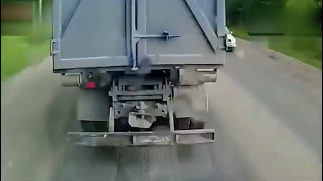 停在路口也会被追尾，卡车司机表示很无辜！