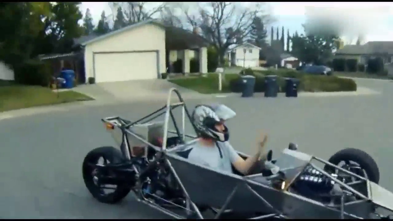 修车小伙用汽车旧零件造出一辆跑车，卖了5000块