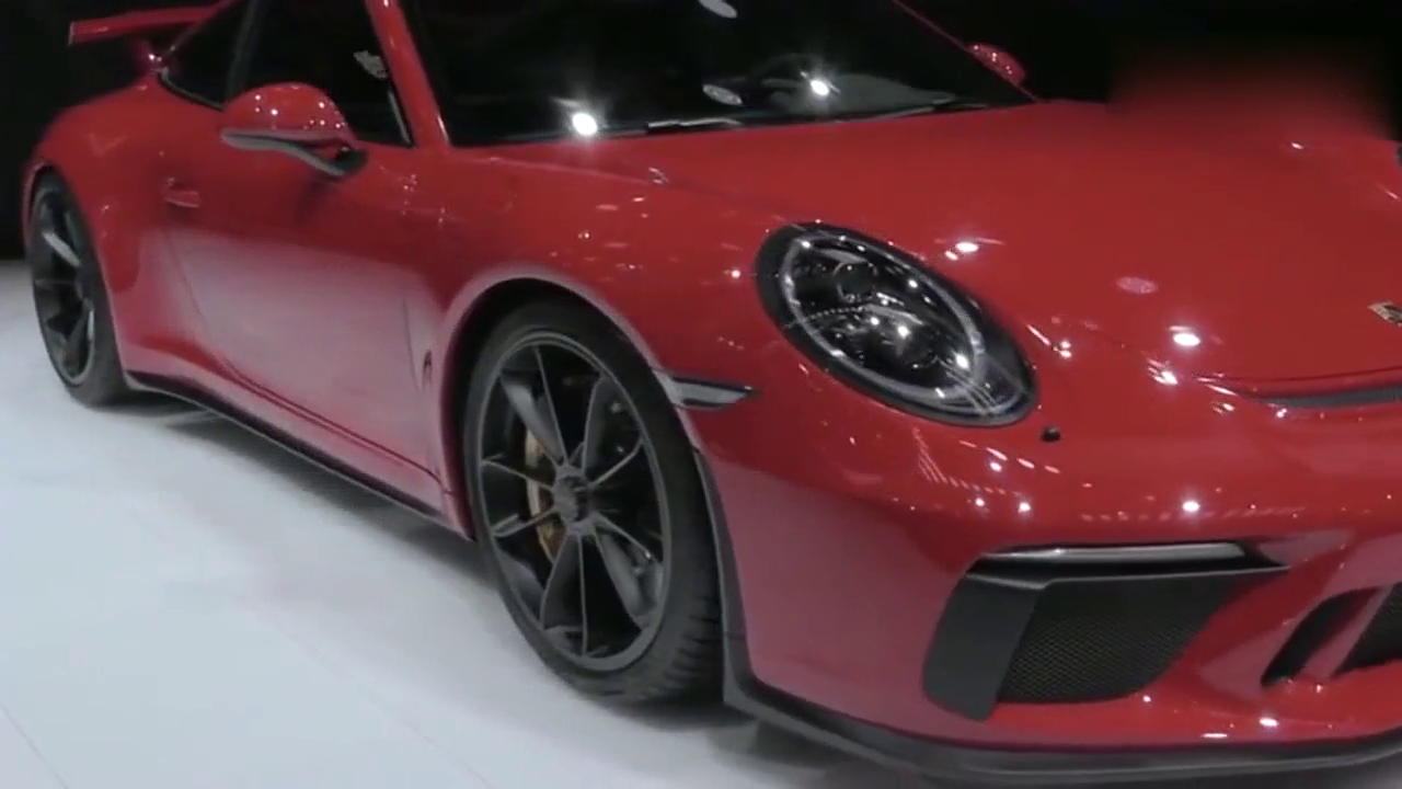 保时捷911近距离观赏，玫瑰色的跑车很是漂亮！